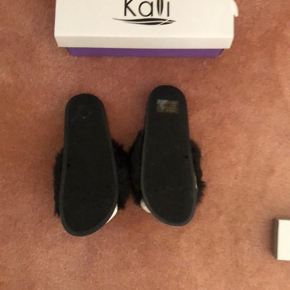 Bedroom Slippers New with tags Christmas gift - Picture 3 of 3